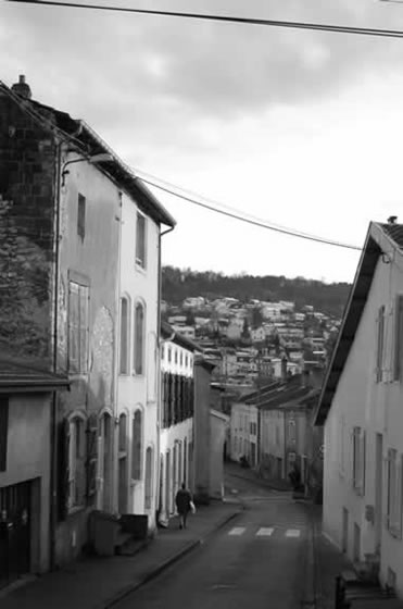 Vue en noir et blanc de la rue de Lasalle en 2009 (photographie noir et blanc : Jean-Luc Gouret)